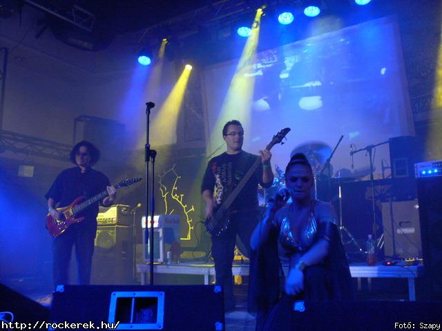  Suburban Neon,  History of heaven,  Sunset,  M-nlkl,  Faded Life,  Entrpia Architektra,  Schoolphoto,  Krhozat,  Dharma - Fot: Szapy