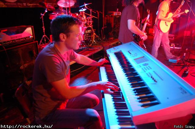  PXR,  Serial No.,  Live Large,  Samsara (A),  Innocent Eyes,  Fekete Pter,  Toscrew,  After School Program,  Novokain,  Schoolphoto,  Overdrive,  Metrosection - Fot: Szapy