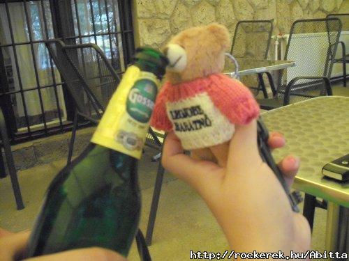 Ne mondjtok hogy a medve nem iszik :D ;)