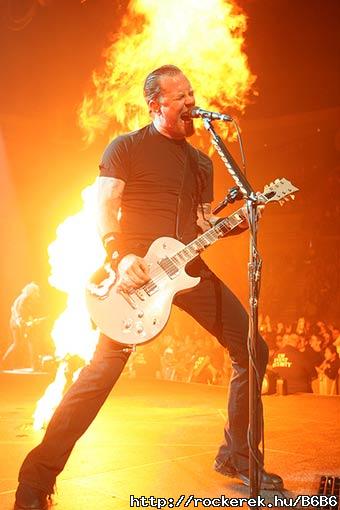 Metallica_9_-_East_Rutherford_NJ_102204_-_lg.6635639