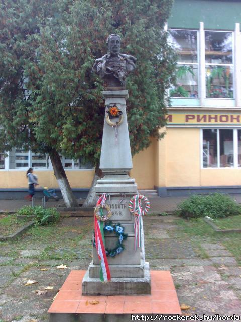 Kossuth Lajos szobra Tcs-n.