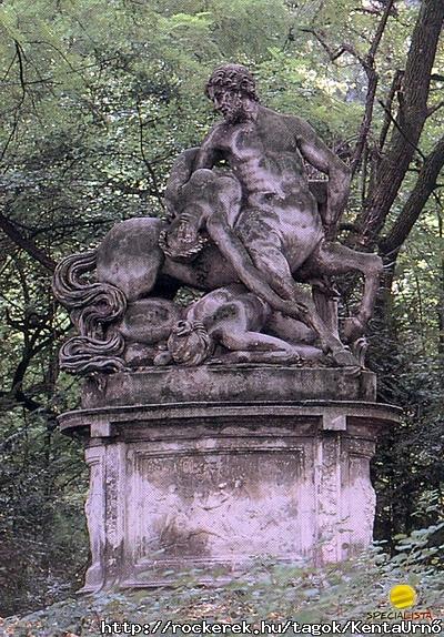 a-hedervary-kastely-kentaur-szobor