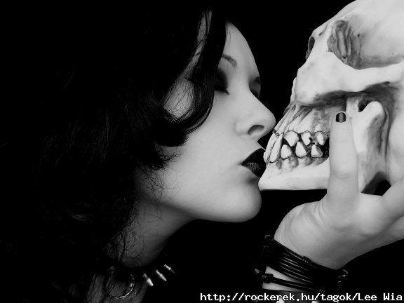 kiss skeleton