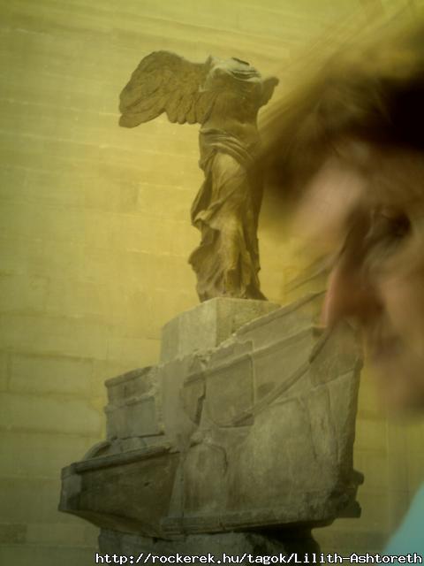 Ht ezt muszj voltXD a fejetlen angyal s az ltalam krelt dmon a Louvre-ban:D