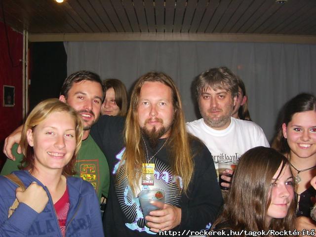Helga, Csupi, Matson (Korpiklaani Drums) s szernysgem.