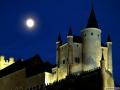 Hold a kastély felett