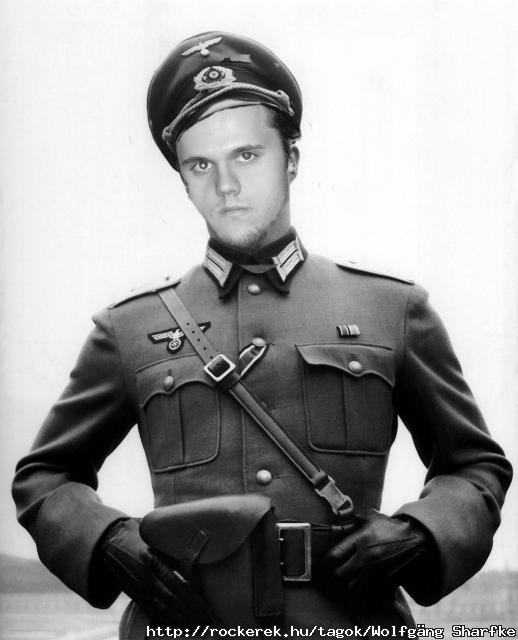 A kp csak pon, nem kell belektni milyen szar photoshop munka. :)