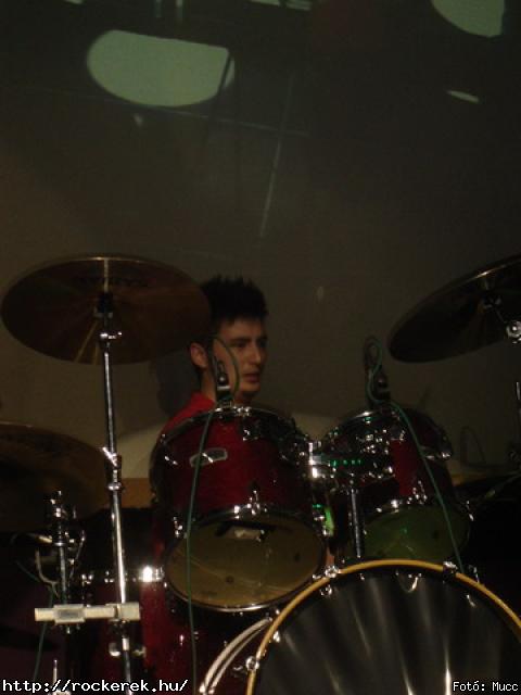  Suburban Neon,  History of heaven,  Sunset,  M-nlkl,  Faded Life,  Entrpia Architektra,  Schoolphoto,  Krhozat,  Dharma - Fot: Mucc
