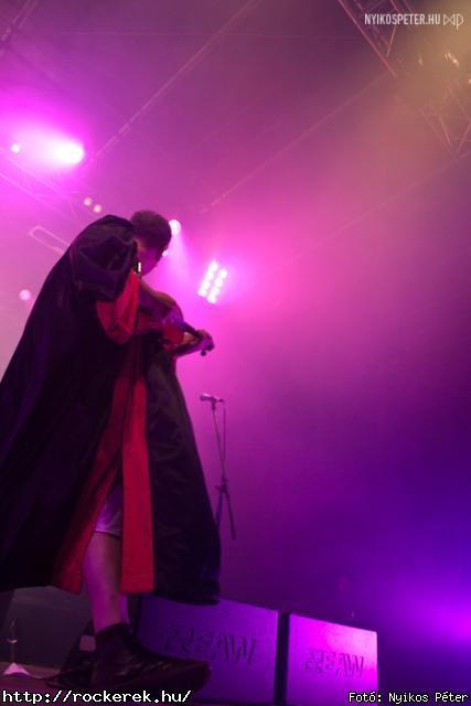  Multikulturlis egyveleg ami elrept az Egyeslt Kirlysgtl Litvniig a 2011-es Volt fesztivl szerdai napjrl. Asian Dub Foundation (UK),  Baltic Balkan (LTU),  Szab Balzs Band,  Emir Kusturica & The No Smoking Orkestra (SRB),  koncert fotk zls szerint. - Fot: Nyikos Pter