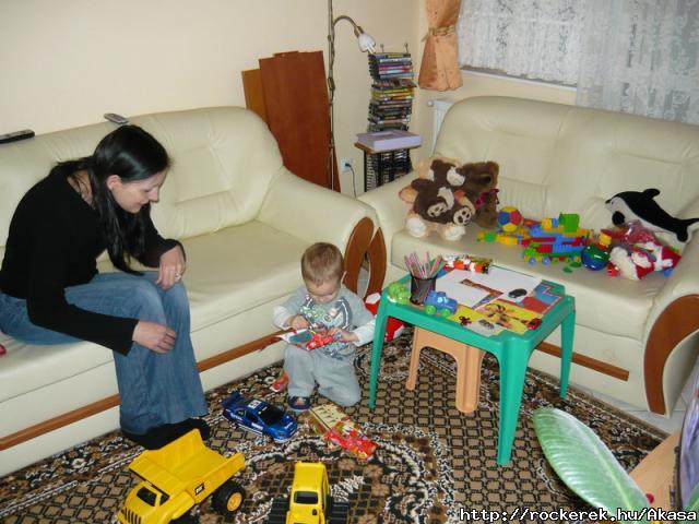 Karcsony: Bontogat a kis man...