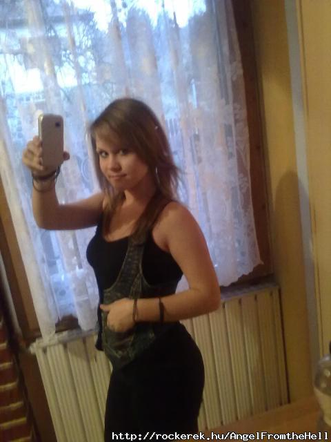knyebb mosolyogni, mint 100 embernek elmagyarzni mi bajod ;)
