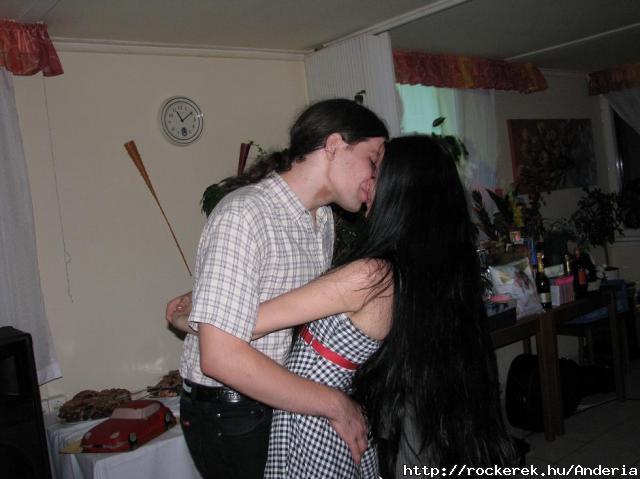 itt is szivemmel :)