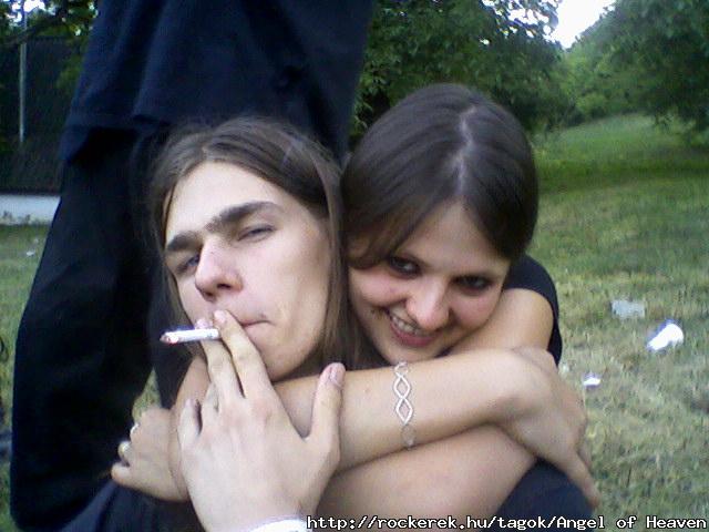A tvolsg nem a bartsgot li meg, hanem a bartot.