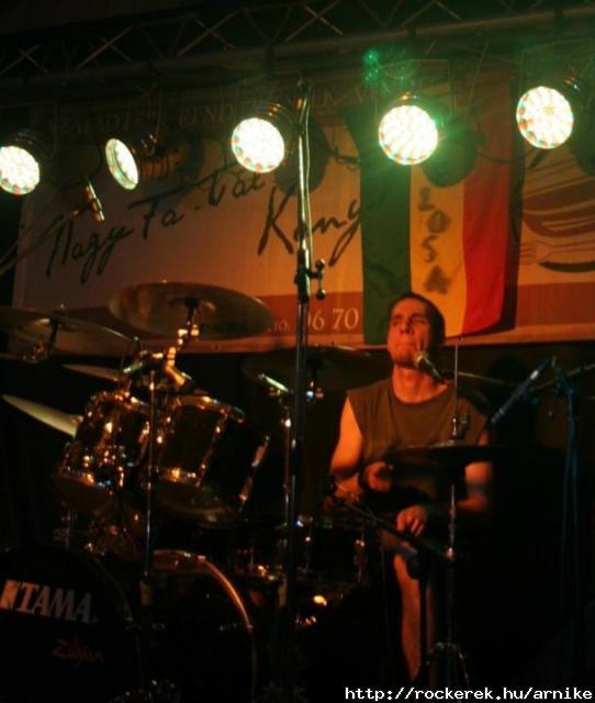Komromi motorostallkoz koncert