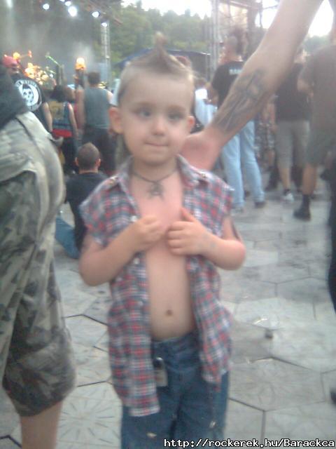 ..ezrt csaldias a rockmaraton..)