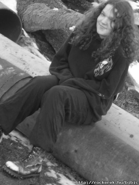 az lloms mellett