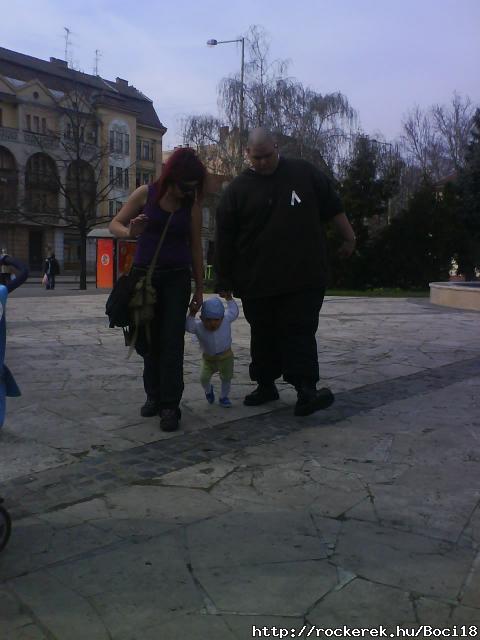 n Bencike s kereszt apa :P sta :D
