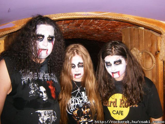 En (b gitar), Frozen Lintu (vocal), Radu (gitar)