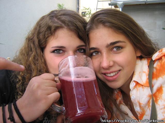 Meggyes srzs s egysek belemutogatnak a kpbe..XD