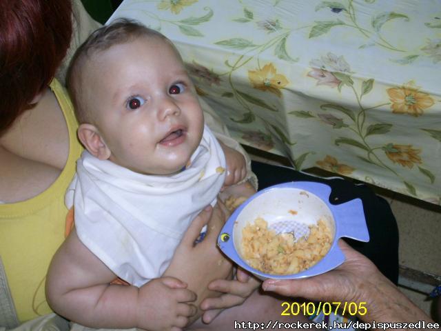 babm 8 hnaposan mr egyedl eszik