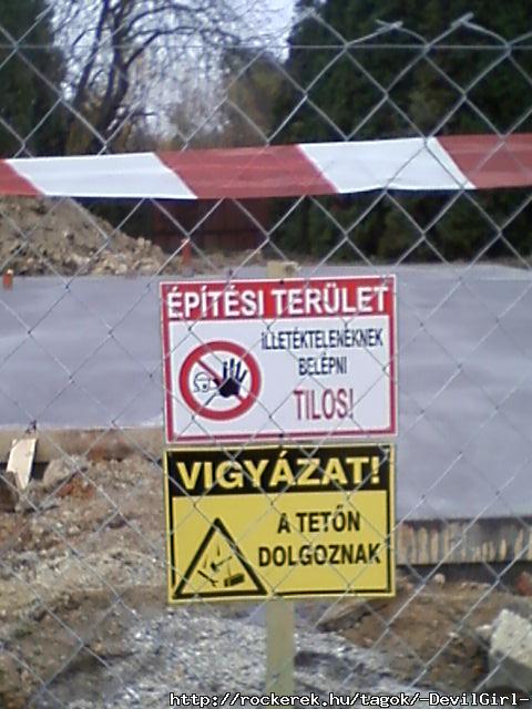 Ja,vigyzat a tetn dolgoznak...Mikor csak az alap van meg!!! xD