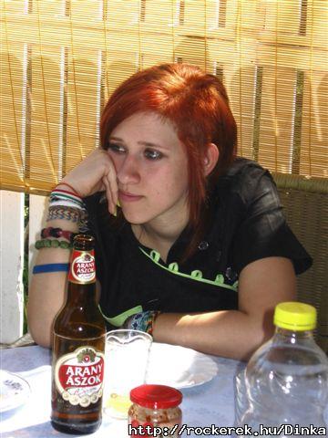 Meleg van, srt is megittam s a kaja is elfogyott... mg j hogy ilyen fejet vgok XD