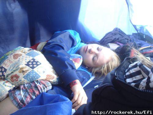 A fld alatt csicsikl a zombi, a lbadat nem fogja megfogni...^^