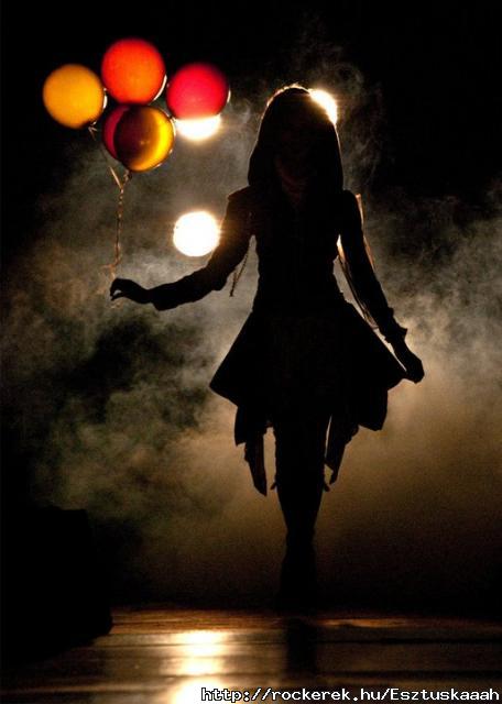 I adore the balloon pictures <3!