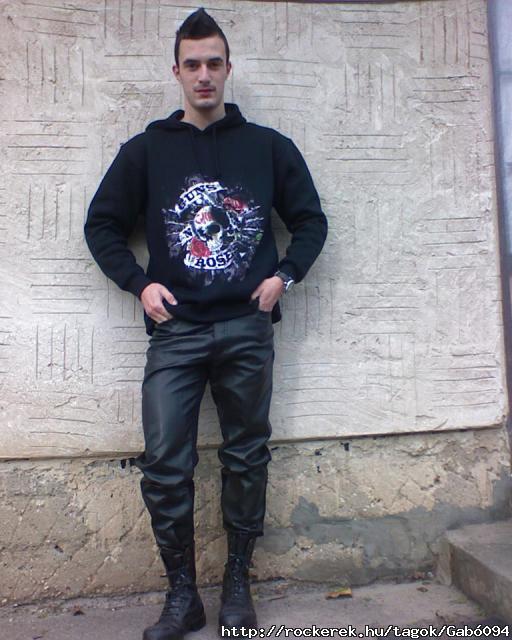 A kp szar,a lnyeg a Guns`n Roses! :)