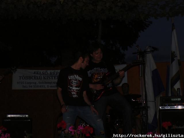 se megvilgts, se egy rohadt mikrofon lvny semmi, extra csak ami jtt bellnk rock`n`roll sose mlik el!