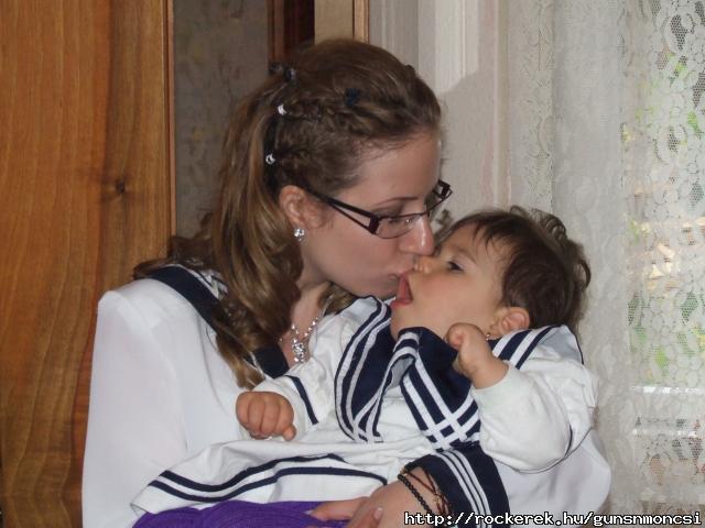 Dorcsika, a kis pici unokahugocskm (L)/Egy lels idelis ajndk. Mindenkire illik a mrete, s senki se ellenzi, ha tovbbadjk 
