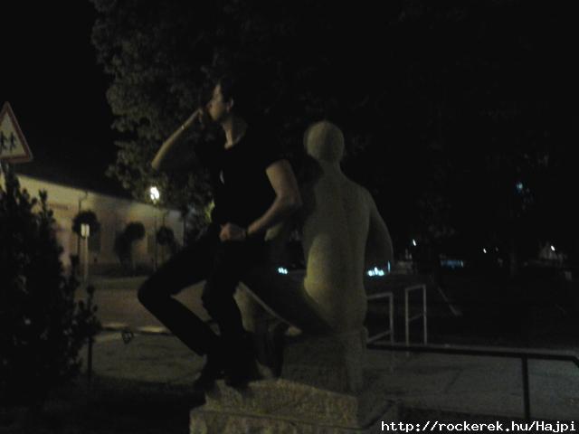 A gondolkod Rocker szobra :D