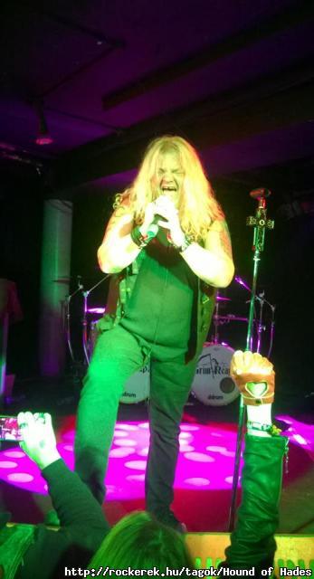 This is why rock n roll never dieeee!!! Hail to the mighty Steve Grimmet *.*