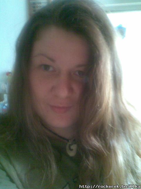ahogy ritkn ltni, smink nlkl...