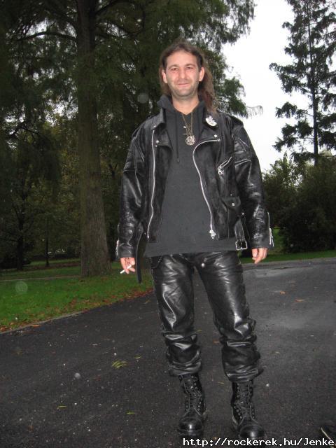 Feketben