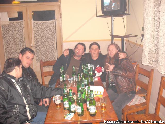 Iszogats.