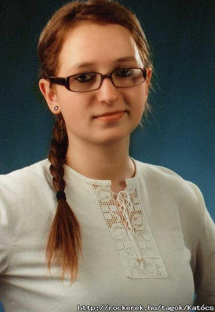 kicsit ms arculat:D:)"Visszhang leszek hegy gyomrba,szavam a fld shajtsa.Sorsom titkok hallgatsa,vlasz minden vallomsra,shajtsra."(Krptia) 