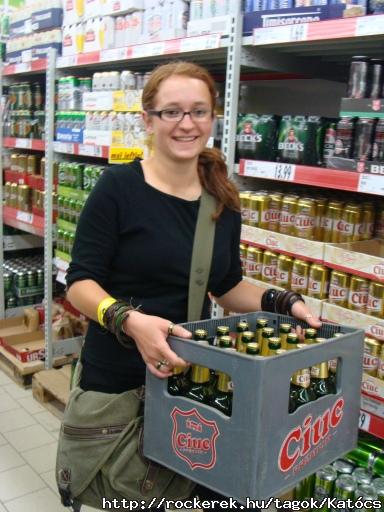 "Abbahagyni a nevetst krlbell olyasmi volt,mintha egy rosszul ptett tlts szivrgsait prbln meglltani az ember:amint az egyik rst betmte,msutt mris jra folyni kezd a vz."