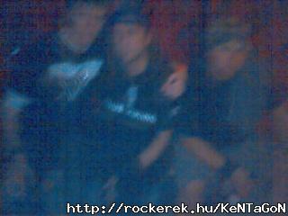 Aurrs srcokkal egy padon