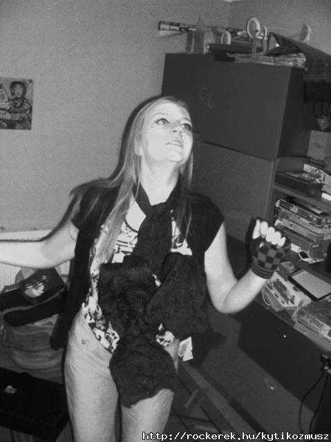 Dance, dance, dance, dance, dance to the radio!