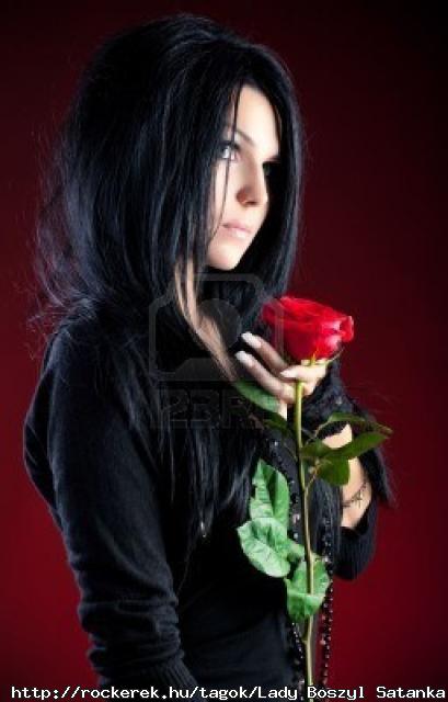 6285223-joven-de-gotica-con-rosa-roja-sobre-fondo-rojo