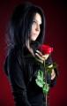 6285223-joven-de-gotica-con-rosa-roja-sobre-fondo-rojo