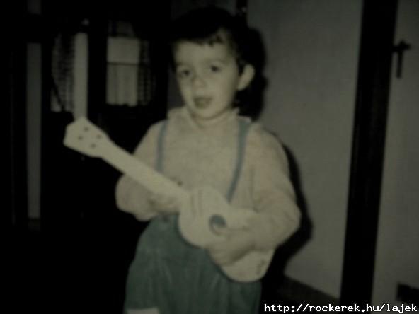 Pici Lajek, mr 3 vesen is Balkezes Gitrral :)