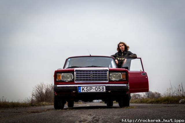 Automobilom. Tlen iszonyatosan j mka.