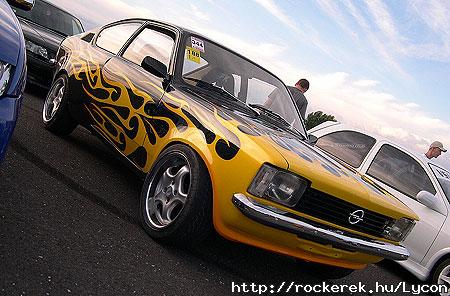 Kinek Ferrari, vagy BMW. Nekem speciel ez tetszik:)