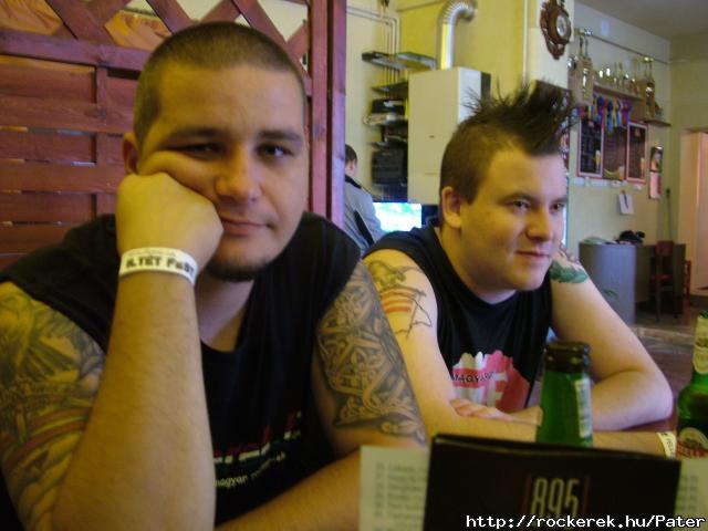 "Mit keres ez a punk mellettem...?!" :DDD