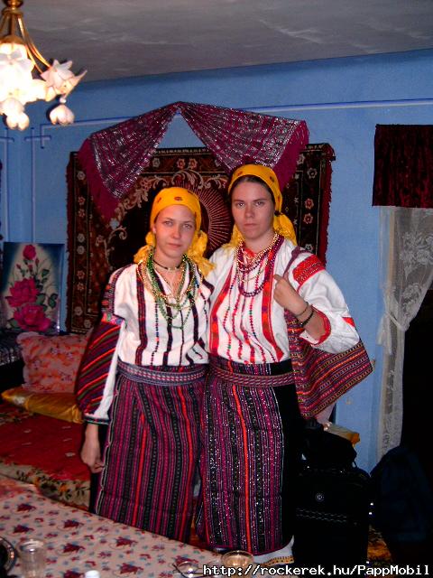 csng viseletben Hugival