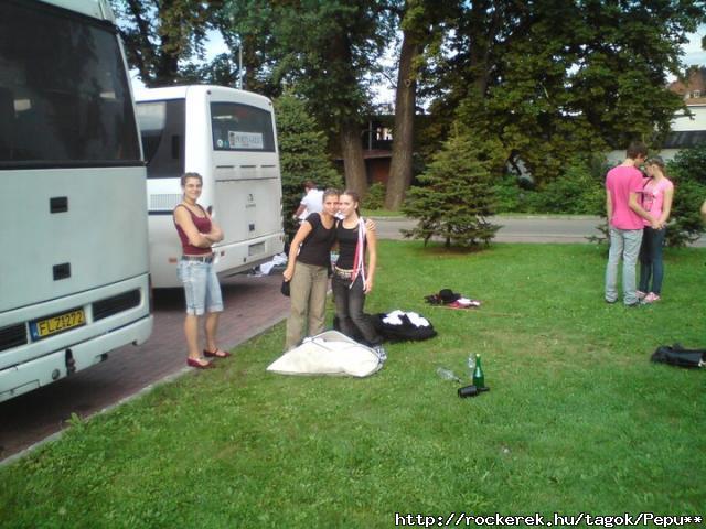 Andi, Erika, n, ltzs fellpsrl:Dhttrben a rzsaszn szerelmespr:)(Lengyelo.)
