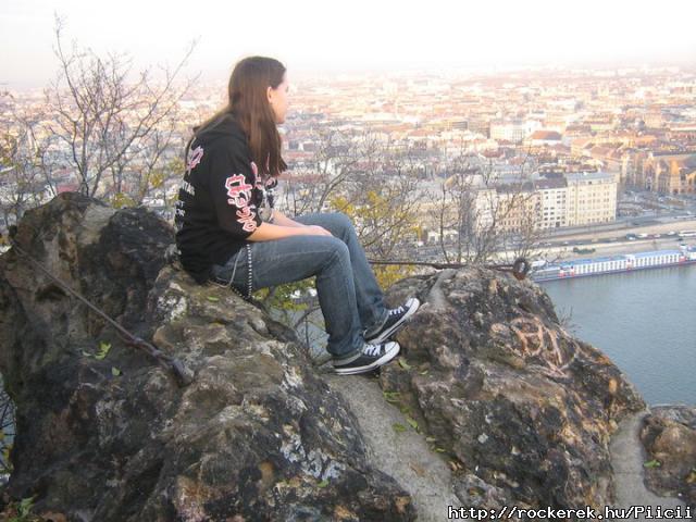 A szikln lltok felettem mint a sors,ami nektek des nekem keser,s olyan ss...