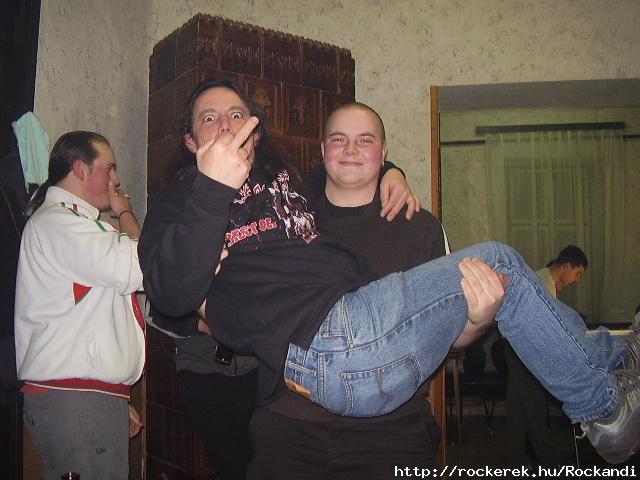 Tomi emelgeti Fatert amit Fati nem lvez:S:D